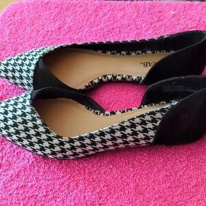 Never Worn JustFab flats. Size 7